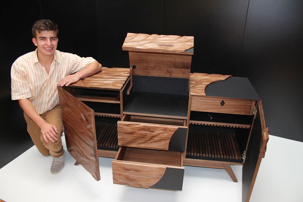 © Werkschulheim Felbertal
Johannes Kreuzmayr aus Tollet präsentierte bei der Lehrabschlussprüfung ein Sideboard mit Retro-Touch. Tischlereitechniker Johannes Kreuzmayr