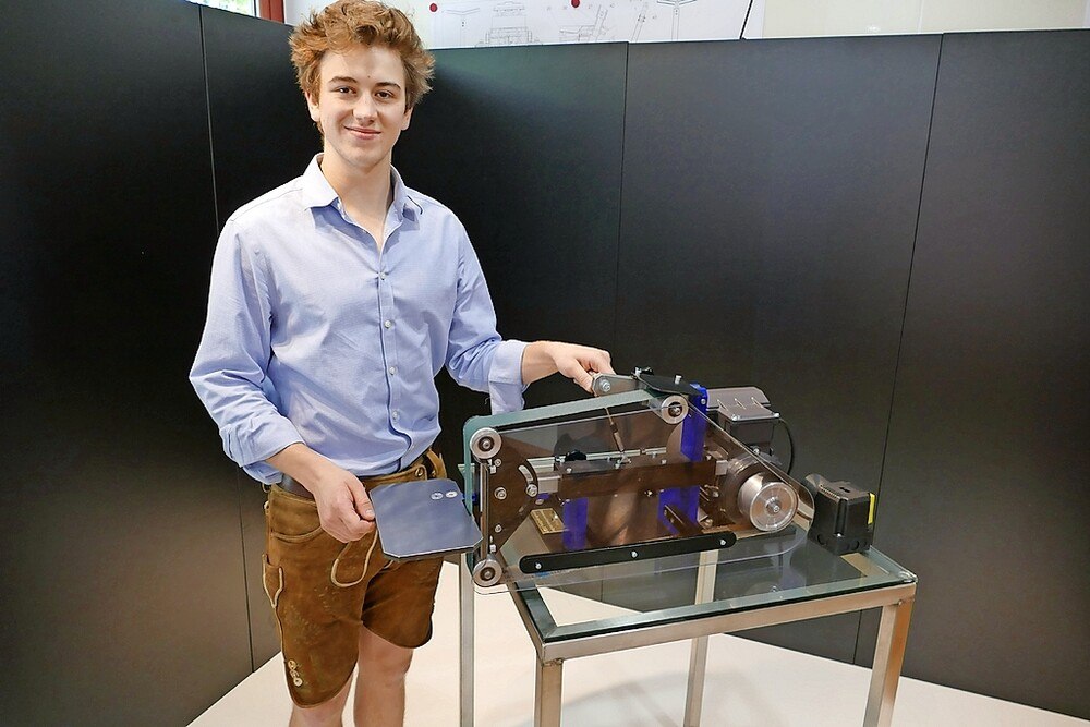 © Werkschulheim Felbertal
Paul Binder aus Wien präsentierte bei der Lehrabschlussprüfung einen innovativen Universal-Bandschleifer. Paul Binder aus Wien präsentierte bei der Lehrabschlussprüfung einen innovativen Universal-Bandschleifer