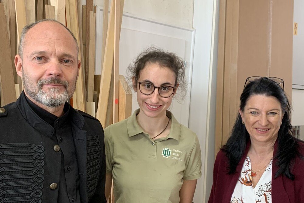 © WKW/Johanna Lindl
Tischlermeister Martin Effenberg, Gesellin Jule Liesenfeld und Wiener Spartenobfrau Maria Smodics-Neumann. Tischlermeister Martin Effenberg, Gesellin Jule Liesenfeld und Wiener Spartenobfrau Maria Smodics-Neumann.