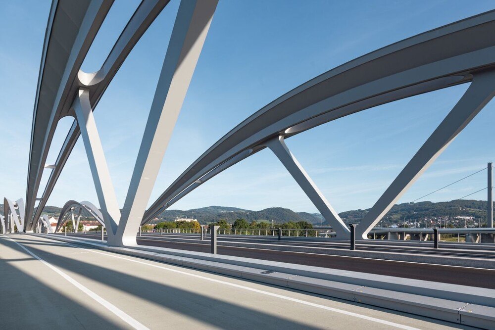 © Synthesa
Heimische Korrosionsschutz-Produkte sorgen dafür, dass die 8.400 Tonnen schwere Stahlkonstruktion der neuen Linzer Eisenbahnbrücke ihren Charme behält. Direkter Blick auf zwei der insgesamt sechs Stahlbögen der neuen Eisenbahnbrücke in Linz.