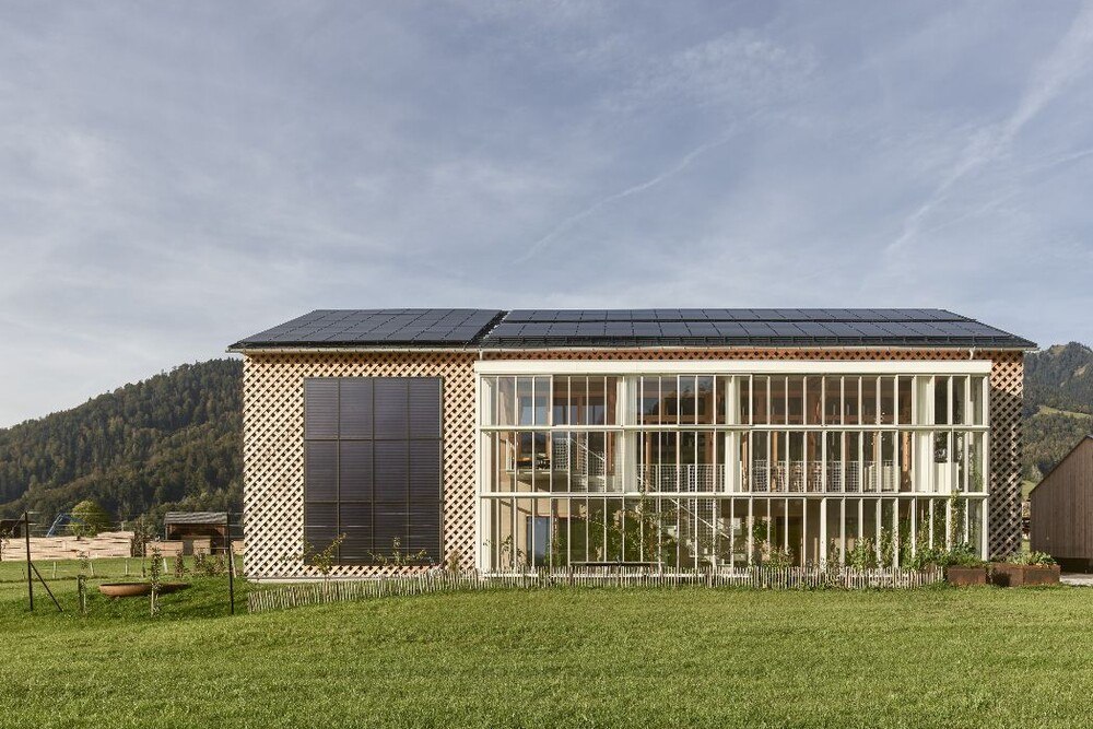 © Kurt Hoerbst
Architekt Georg Bechter hat den alten Kuhstall, den sein Vater errichtet hatte, saniert und als Büro und Leuchtenmanufaktur adaptiert. Denkwerkstätte Hittisau, Vorarlberg