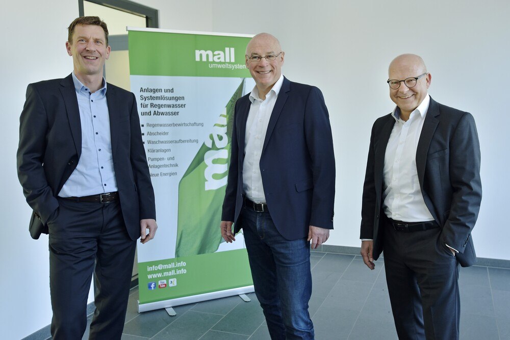 © Mall GmbH
v.l.n.r.: Christoph Schulze Wischeler (Geschäftsführer), Markus Grimm (Sprecher der Geschäftsführung bis 31.12.2021) und Wolfgang Hofmann (Geschäftsführer) v.l.n.r.: Christoph Schulze Wischeler (Geschäftsführer), Markus Grimm (Sprecher der Geschäftsführung bis 31.12.2021) und Wolfgang Hofmann (Geschäftsführer)