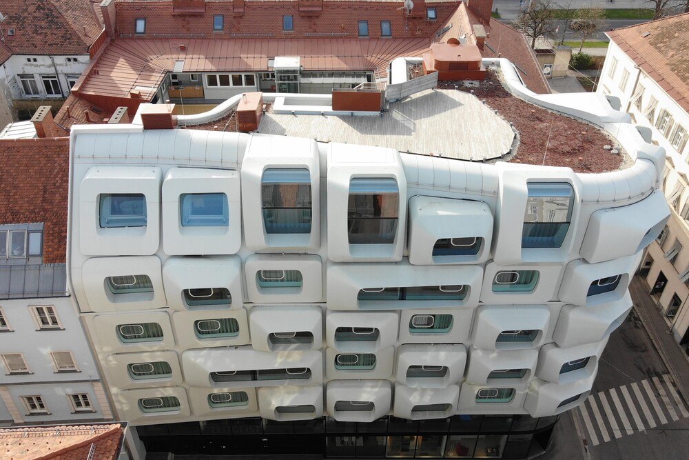 © Spitzer Dach
Das von Stararchitektin Zaha Hadid entworfene „Argos“-Haus in der Grazer Innenstadt mit seiner aufsehenerregenden Fassade wurde im Vorjahr fertiggestellt. Für die Ausführung seiner charakteristischen „Bubbles“ gewann Spitzer Dach den IFD-Award 2021. Das von Stararchitektin Zaha Hadid entworfene „Argos“-Haus in der Grazer Innenstadt mit seiner aufsehenerregenden Fassade wurde im Vorjahr fertiggestellt. Für die Ausführung seiner charakteristischen „Bubbles“ gewann Spitzer Dach den IFD-Award 2021.