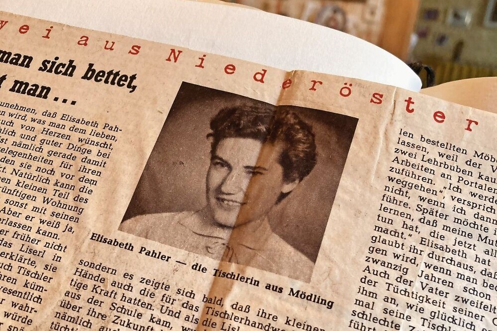 © Gudrun Haigermoser
Ob sie wirklich die erste Tischlermeisterin in Österreich war, ist heute nicht mehr nachzuprüfen. Eine Pionierin war Elisabeth Peyfuß (geborene Pahler) in jedem Fall, und ihr handwerkliches Geschick hat sie sich bis heute erhalten. Zeitungsartikel über Elisabeth Peyfuß, geborene Paller.