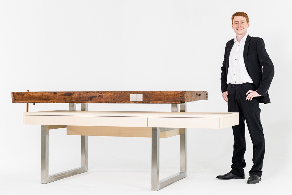 © Lukas Kaltseis / HTBLVA Graz
Mit dem Tisch „Resumé“ werden sämtliche Arbeitsbereiche des Tischlereitechnikers in nur einem Möbel abgedeckt. Lukas Kaltseis mit seinem Abschluss- und Meisterstück "Resumé", einem Tisch, welcher sowohl als Hobelbank als auch als Schreibtisch dient.