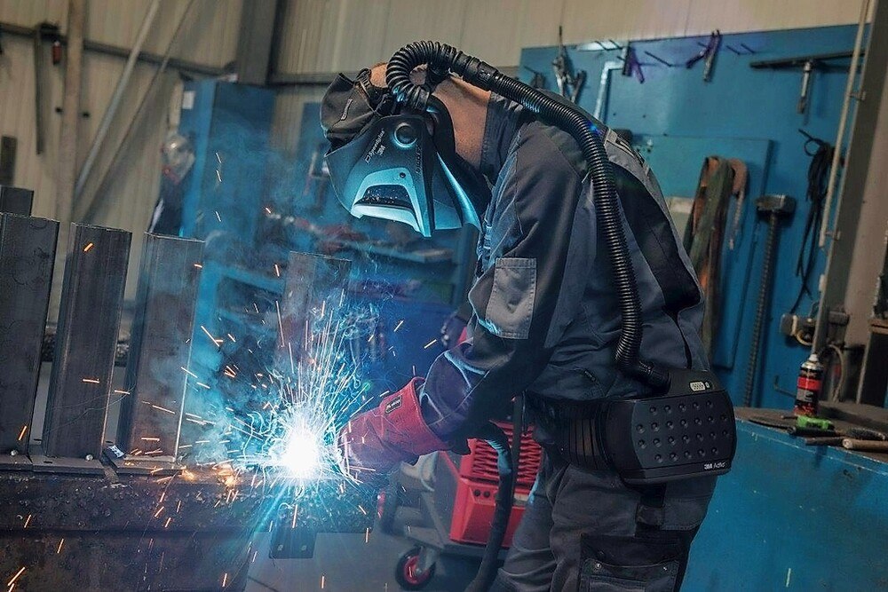 © Hartl Metall Schweißfachkraft bei der Arbeit