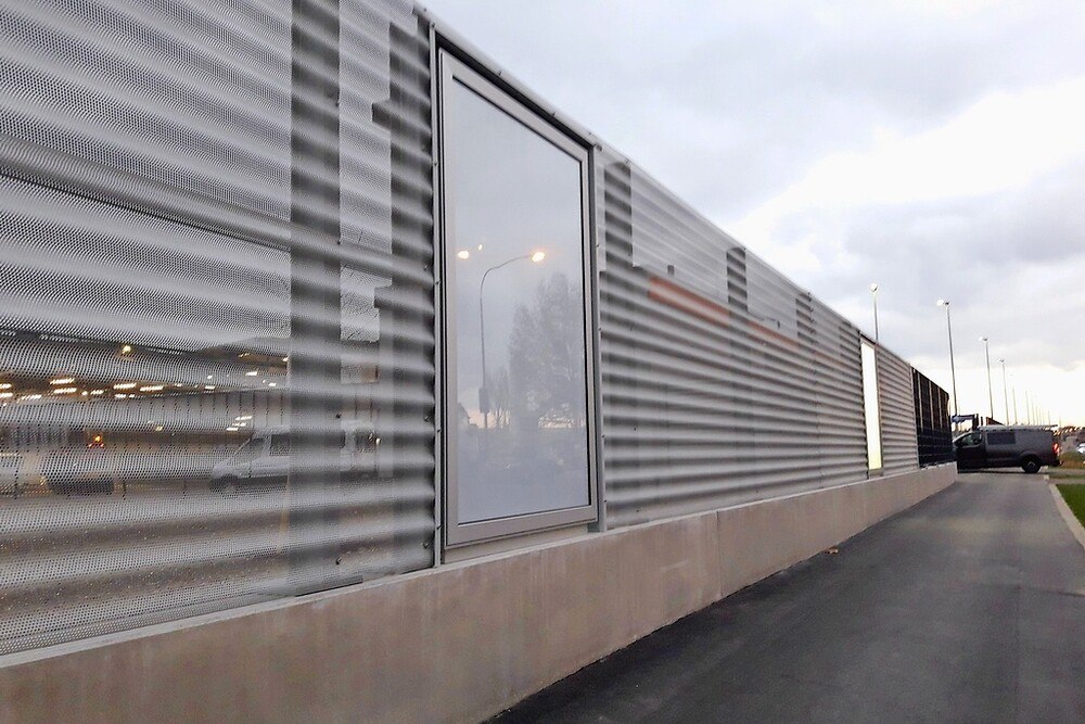 Gelochter Zaun aus Wellblech.