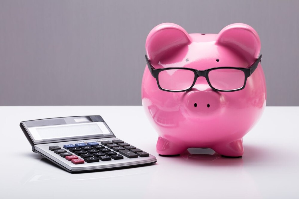 © AndreyPopov / iStock / Getty Images Plus via Getty Images
Seit 1. Jänner 2022 gibt es statt der abschlagfreien Frühpension den Frühstarterbonus.
Rosafarbenes Sparschwein mit Brille und Rechner