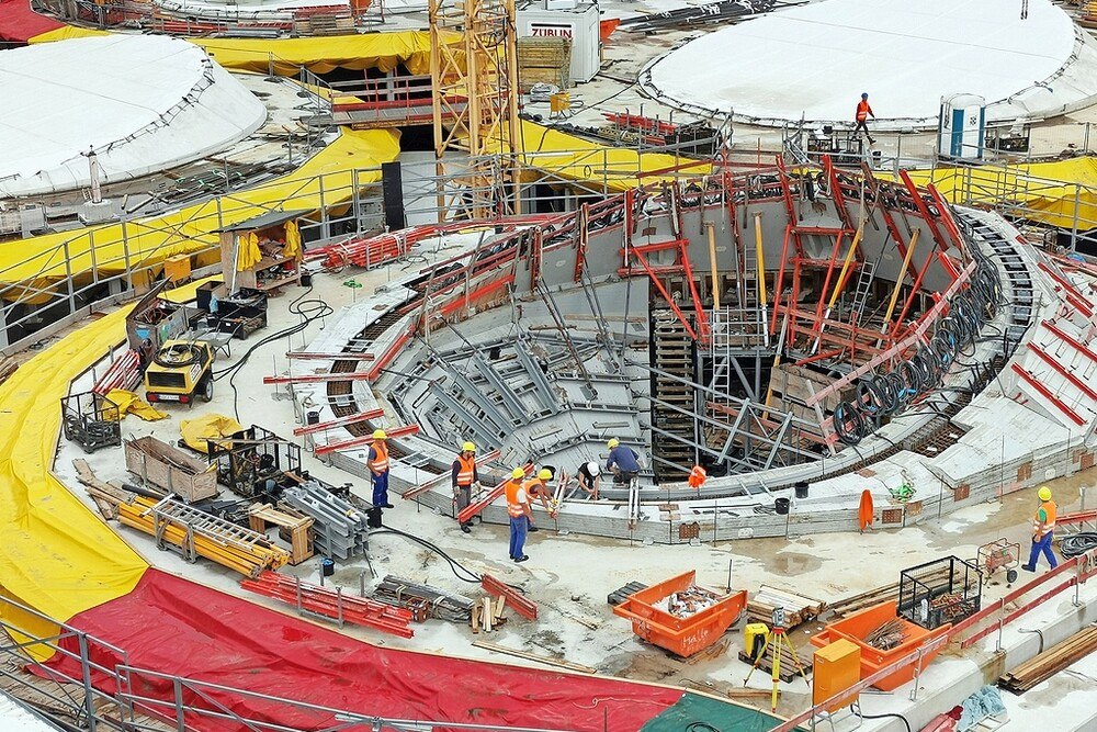 © VTH/Kollaxo
Unternehmen sind verpflichtet, ihre Angestellten vor UV-Strahlung zu schützen und dafür geeignete Mittel zur Verfügung zu stellen. Großbaustelle mit Arbeitern
