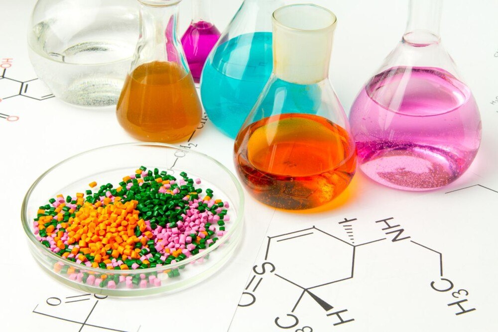 © Marina Vol / iStock / Getty Images Plus via Getty Images
Der Sommer-Lehrgang "Surface Technology" an der FH IMC Krems geht in die zweite Runde.
Laborgefäße mit festen und flüssigen Materialien für die Oberflächen- und Materialchemie.