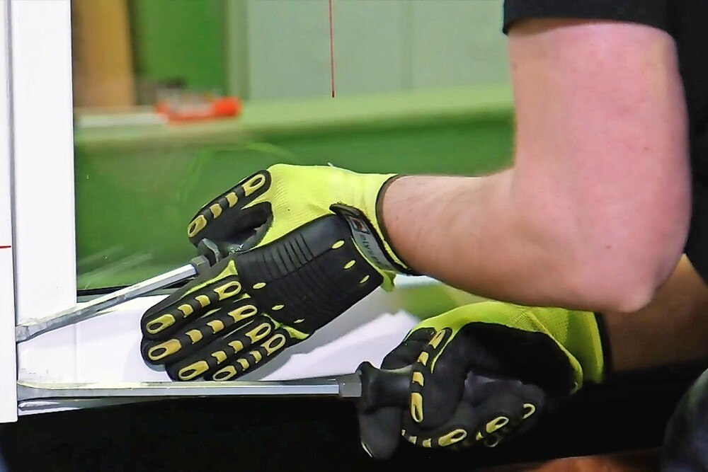 © FVSB
Mit dem Frühling beginnt auch wieder die Zeit für die Renovierung der eigenen vier Wände. Neben Dach, Fassade, Wände und Böden schaut man am besten auch auf die installierte Sicherheitstechnik.
Prüfung der Widerstandsklasse eines Fensters