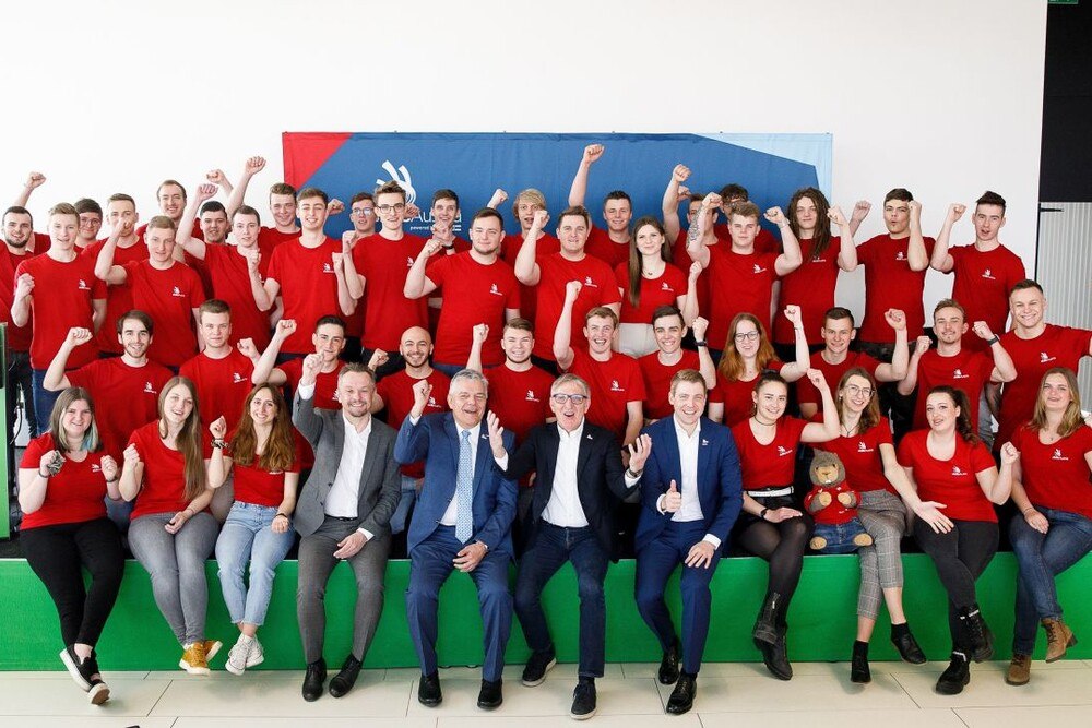 © WKÖ/SkillsAustria/Florian Wieser
Gruppenbild des SkillsAustria-Teams der WorldSkills 2022 in Shanghai.
Gruppenbild des SkillsAustria-Teams der WorldSkills 2022 in Shanghai.