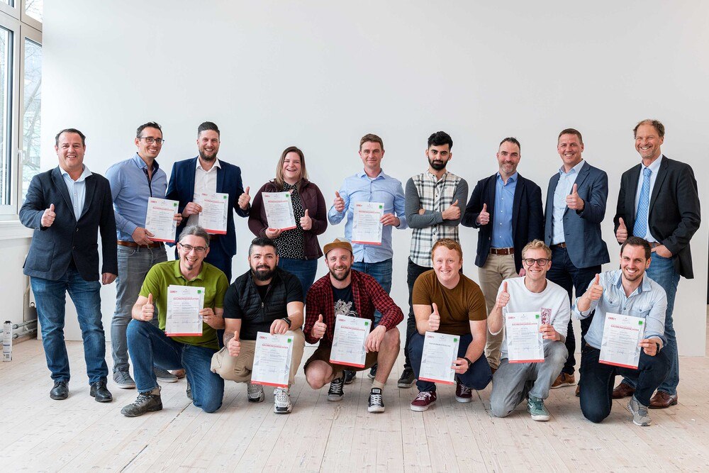 © WK Tirol
Zehn neue Bauwerksabdichter*innen mit Grautlanten (v. l.): Tirols Landesinnungsmeister Hans-Peter Springsinsfeld, Bauhilfsgewerbe-Geschäftsführer Matthias Marth, Bauakademie-Leiter Mario Erhard und Robert Lechner (links außen) mit den Teilnehmer*innen des Lehrgangs für das Ausbildungsprofil Bauwerksabdichter*in.
Zehn neue Bauwerksabdichter*innen mit Grautlanten (v. l.): Tirols Landesinnungsmeister Hans-Peter Springsinsfeld, Bauhilfsgewerbe-Geschäftsführer Matthias Marth, Bauakademie-Leiter Mario Erhard und Robert Lechner (links außen) mit den Teilnehmer*innen des Lehrgangs für das Ausbildungsprofil Bauwerksabdichter*in.