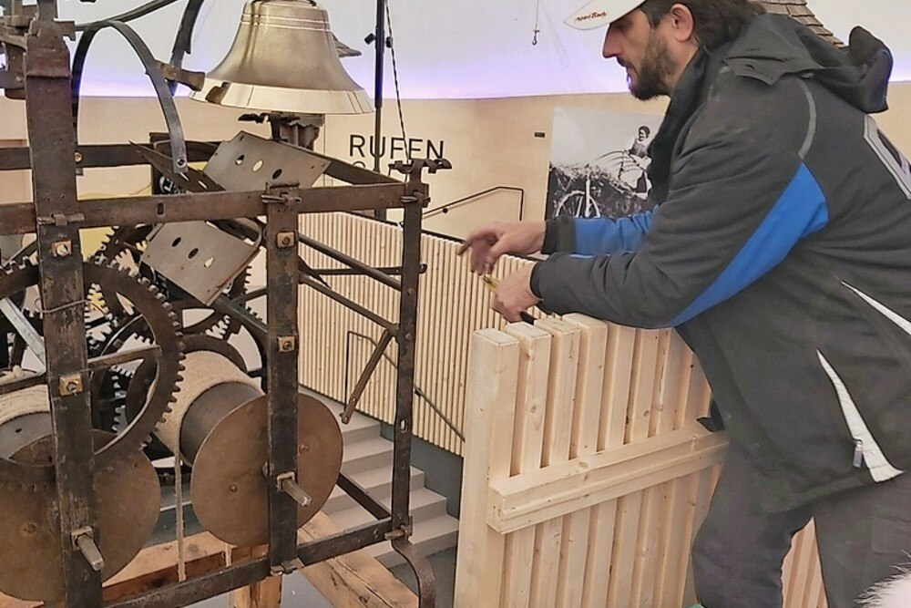 © Tiroler Edelschmiede
Thomas Zelger von der Tiroler Edelschmiede hat mit Können und detektivischem Spürsinn den Originalzustand der Kirchturmuhr wiederhergestellt.
Alte Glocke wurde restauriert.