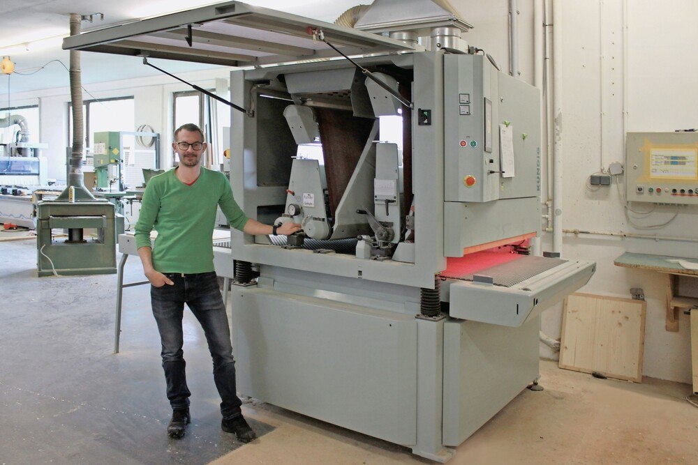 © Yoko Rödel
Stefan Feichtinger ist ein Experte in Sachen Küchenbau und Materialkombinationen.
Kündig Breitbandschleifmaschine