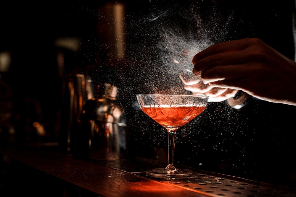 © iStock / Getty Images Plus / MaximFesenko Bartender mixt Drink