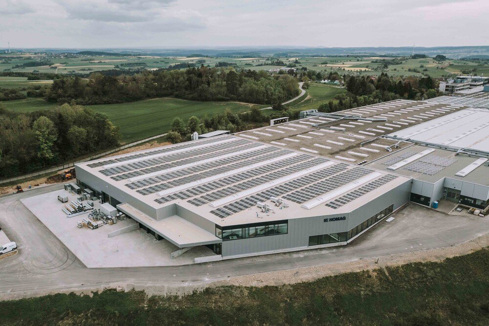 © Homag
Die neue Produktionshalle von Homag am deutschen Standort Schopfloch wurde nach zehn Monaten Bauzeit am 10. Mai 2022 eröffnet.
Die neue Produktionshalle von Homag am deutschen Standort Schopfloch wurde nach zehn Monaten Bauzeit am 10. Mai 2022 eröffnet.