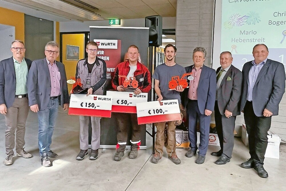 © Doris Bracher
Direktor-Stellvertreter Gerald Böck, Berufszweigobmann der Landmaschinentechniker Erich Reiss, Sieger Christian Bogenreiter, Drittplatzierter Markus Edelmaier, Zweitplatzierter Mario Hebenstreit, Norbert Oberreuther (Fa. Würth), Schulqualitätsmanager Bruno Bohuslav, Direktor Franz Pleil (v. l. n. r.).
Landeslehrlingswettbewerb der NÖ Metalltechnik
