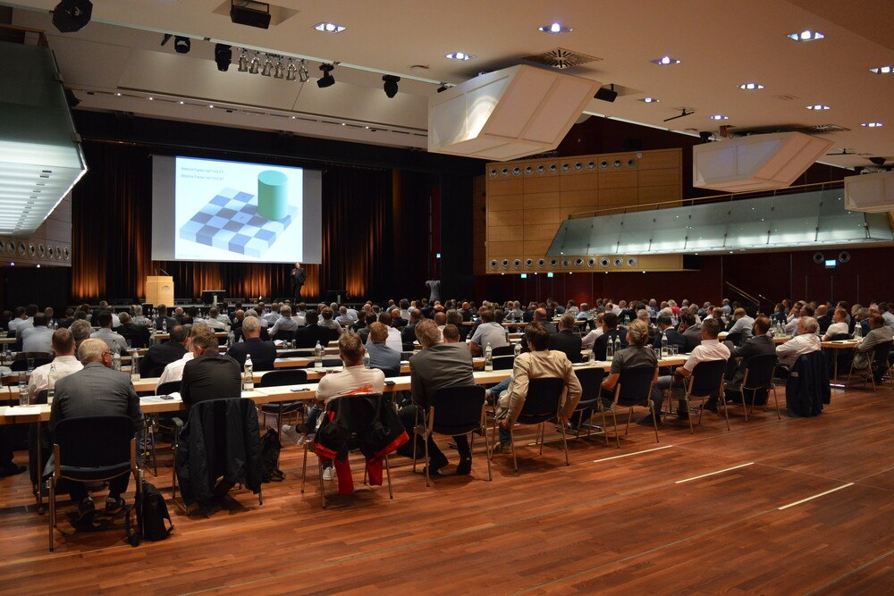 © Holzforschung Austria
Volles Haus beim ersten Live-Event nach der Corona-Pause: Rund 270 Teilnehmer*innen informierten sich am Fenster-Türen-Treff 2022 über Aktuelles aus der Branche.
Volles Haus beim ersten Live-Event nach der Corona-Pause: Rund 270 Teilnehmer*innen informierten sich am Fenster-Türen-Treff 2022 über Aktuelles aus der Branche.