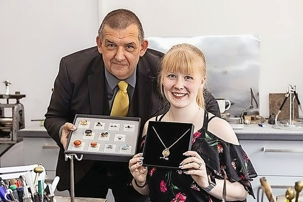 © Barbara Lachner
Goldschmiedin Nicole Gattringer und Kunsthandwerks-Innungsmeister Wolfgang Hufnagl.
Goldschmiedin Nicole Gattringer und Kunsthandwerks-Innungsmeister Wolfgang Hufnagl.