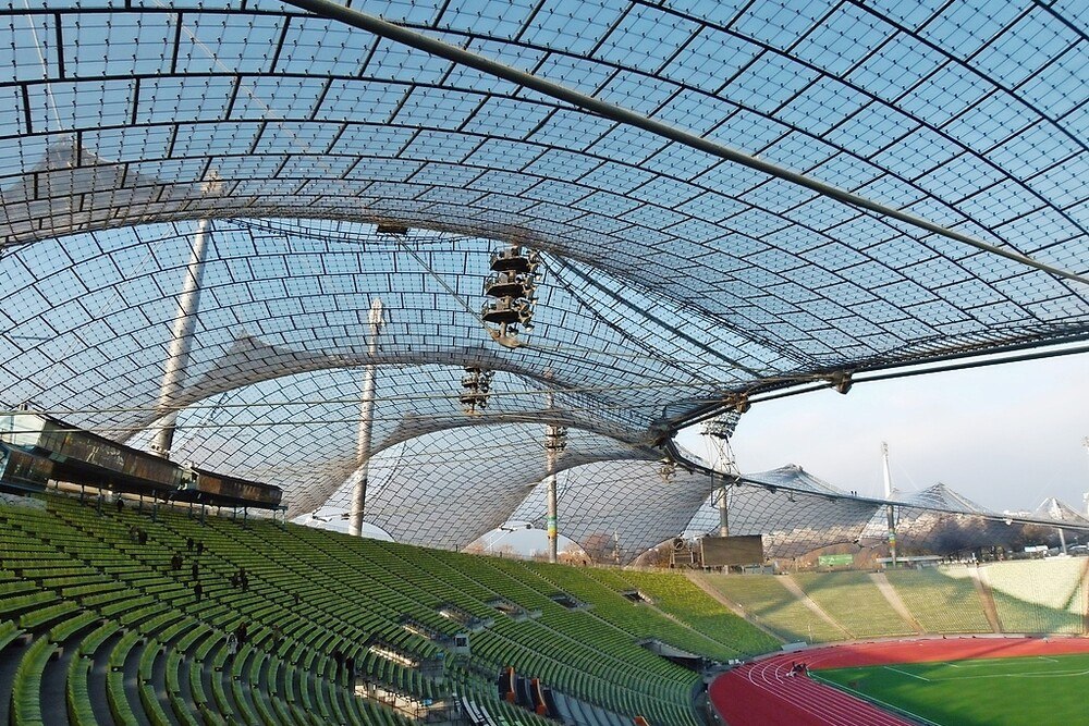 © schlaich bergermann partner
Edelstahl Rostfrei findet nicht nur in der einzigartigen Dachkonstruktion des Münchener Olympiaparks seine Bestimmung, auch innerhalb des Stadions sowie bei Sportanlagen- und -geräten kann auf den Werkstoff nicht verzichtet werden.
 Olympiastadion München Dachkonstruktion