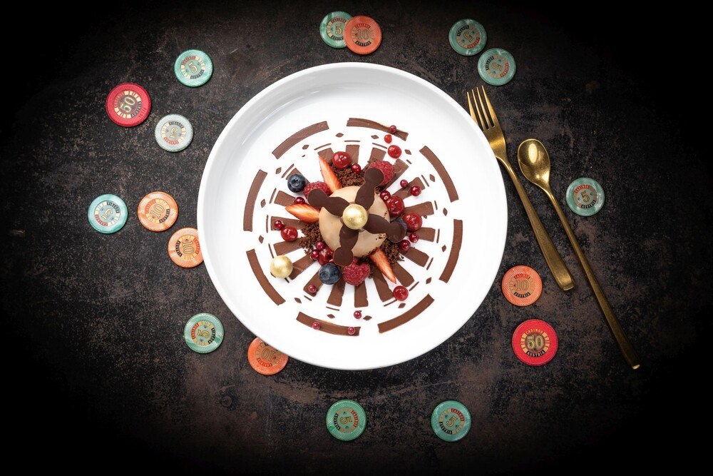Ein angerichteter Teller mit Casino-Jetons