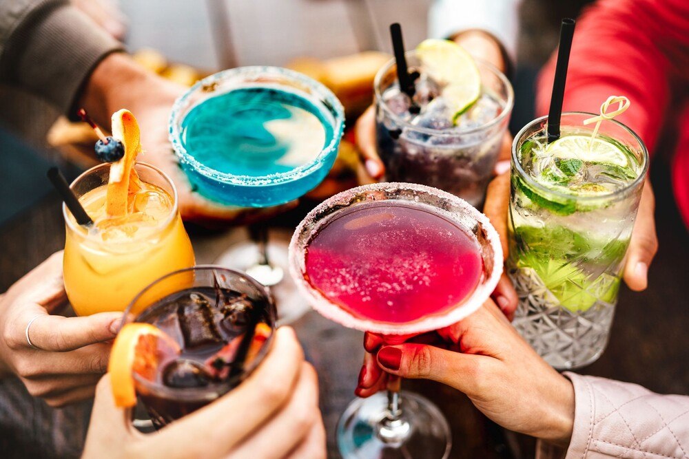 © iStock / Getty Images Plus / ViewApart Bunte, ausgefallene Cocktails