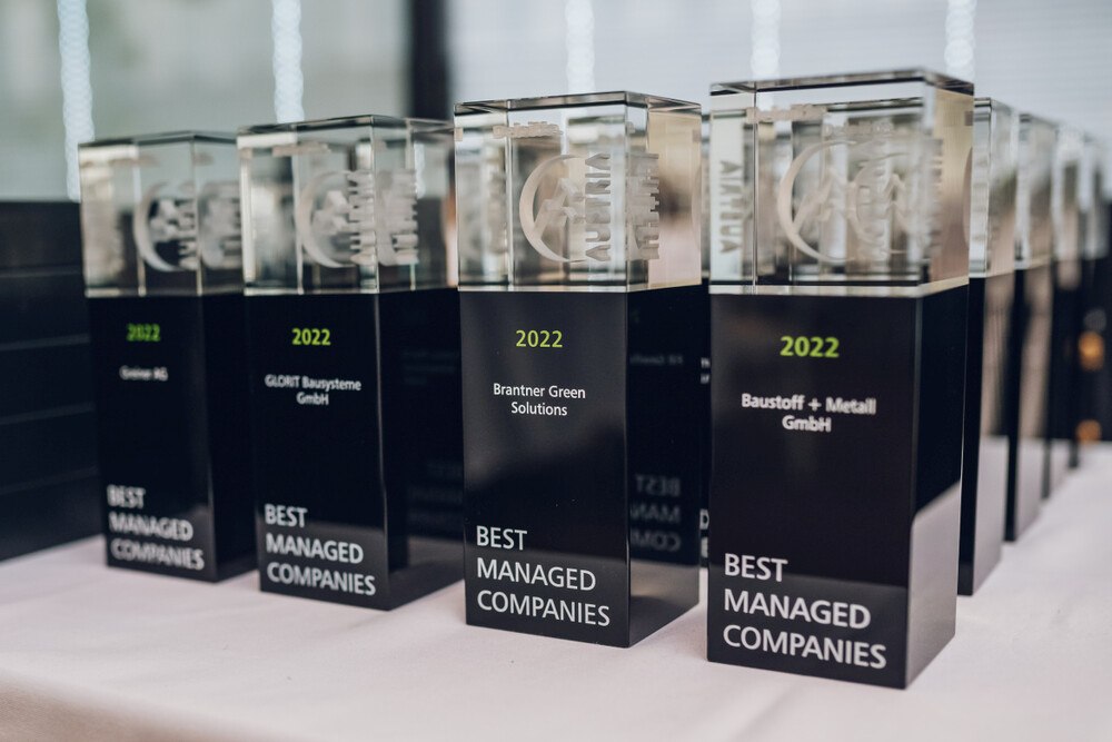 © Deloitte / Niklas Schnaubelt
Die Siegestrophäen von "Austria´s Best Managed Companies 2022"
Die Siegestrophäen von "Austria´s Best Managed Companies 2022"