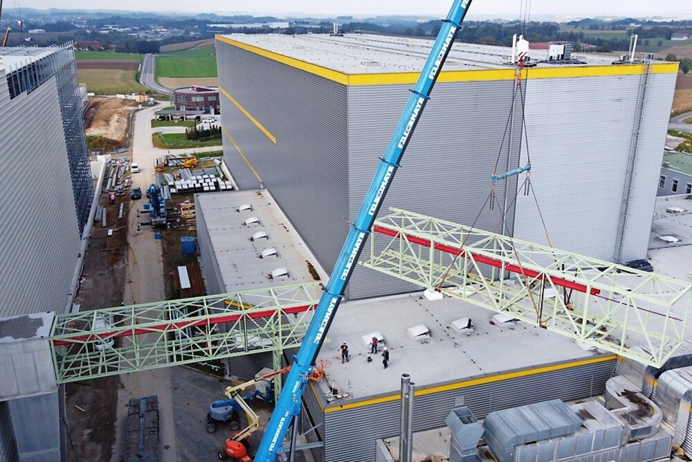 © Hartl Metall
Mittels 300 Tonnen Kran wurden die beiden vormontierten Teile punktgenau eingehoben
Einhub der vormontierten Brückenteile.