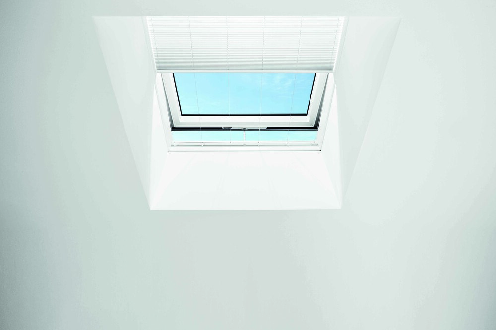 © Roto
Mit dem neuen Fenster "OnTop" bietet Roto seit kurzem eine Lösung für flache Dächer.
Mit dem neuen Fenster "OnTop" bietet Roto seit kurzem eine Lösung für flache Dächer.