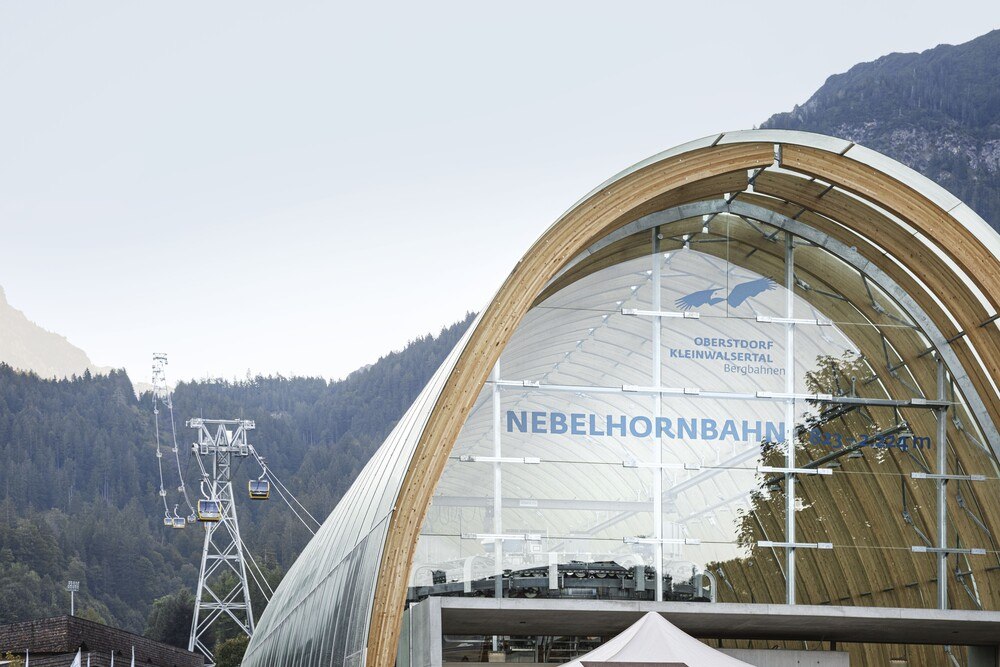 © Glas Marte
Die Talstation der Nebelhornbahn in Oberstorf erstrahlt in neuem Kleid
Die neue Talstation der Nebelhornbahn in Oberstorf