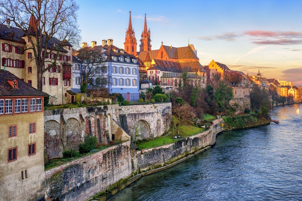 © Getty Images/Xantana
Jetzt geht’s los: Im idyllisch am Rhein gelegenen Basel in der Schweiz zeigen die Tischler*innen im Rahmen der WorldSkills2022 ihr Können.
Basel am Rhein