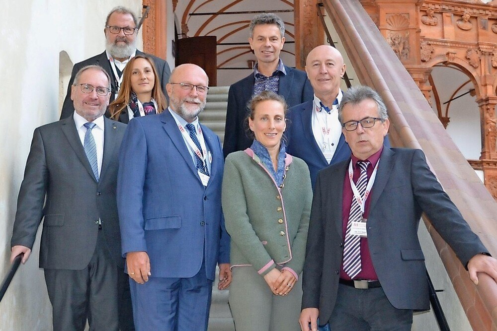 © Doris Bracher
v. l. n. r.: NÖ Landesinnungsmeister KommR Harald Schinnerl, Johann Jakob Schmutz, Geschäftsführerin Silvia Scheibelmasser, KommR Andreas Lahner, Johannes Hofer, Referentin Dipl.-Ing.in Heidrun Bichler-Ripfel, KommR Ing. Otto Sonnleitner und Ing. Erich Reiß.
Gruppenbild Metalltechnik-Innung NÖ