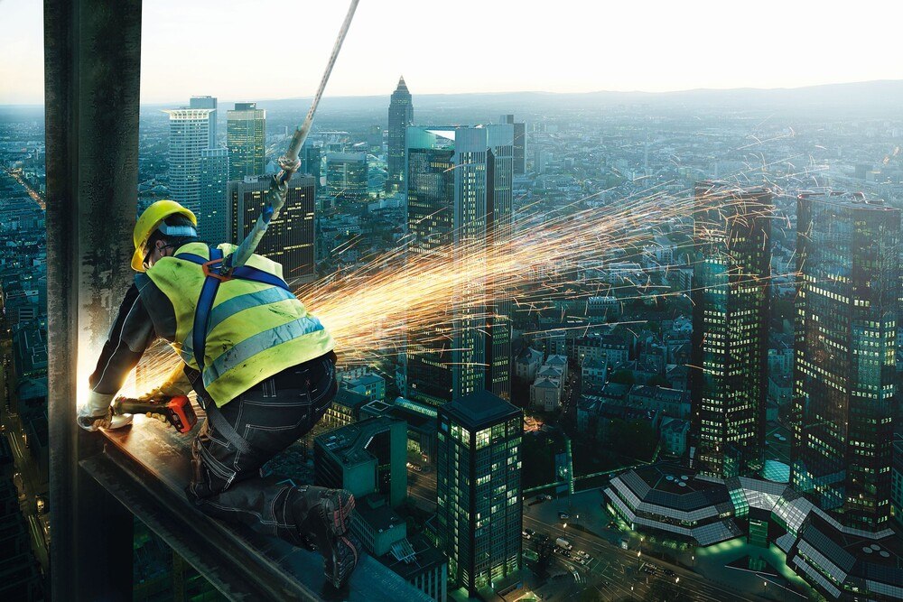 © Metabo
Kabellose Power ohne lange Leitung ist insbesondere bei Arbeiten in großer Höhe, auf Leitern oder Gerüsten von Vorteil.
Kabellose Power ohne lange Leitung ist insbesondere bei Arbeiten in großer Höhe, auf Leitern oder Gerüsten von Vorteil.