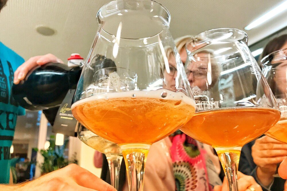 © Bierregion Innviertel Biergläser und Personen, die damit anstoßen