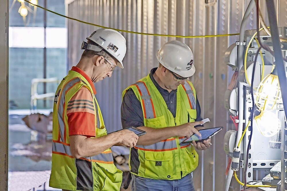 © Autodesk
BIM to Field hat viele Vorteile, beispielsweise in der Baustellenvorbereitung, der Baufortschrittsdokumentation oder der Qualitätskontrolle.
BIM to Field hat viele Vorteile, beispielsweise in der Baustellenvorbereitung, der Baufortschrittsdokumentation oder der Qualitätskontrolle
