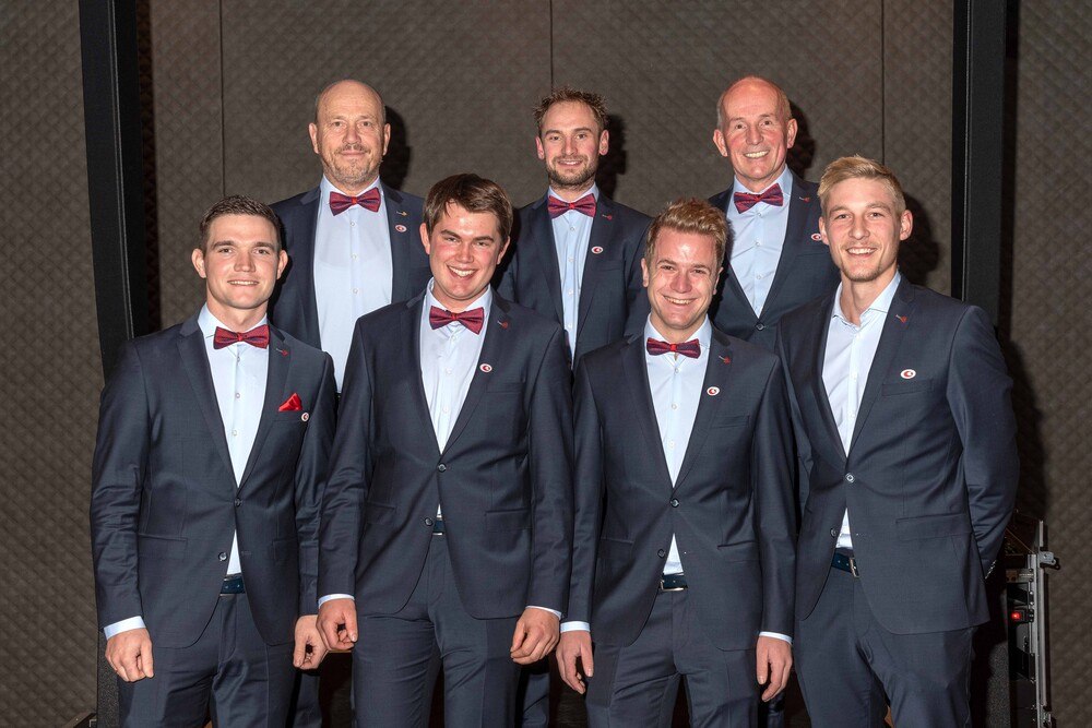 © WKV DGS
Die erfolgreichen WM-Teams: (vorne v. li.) Patrick Jäger, Sebastian Knapp, Johannes Latzenhofer, Fabian Mächler und ihre Mentoren (hinten v. li.) Peter Amann, Markus Geist und Martin Meusburger.
Die erfolgreichen Teams: (vorne v. li.) Patrick Jäger, Sebastian Knapp, Johannes Latzenhofer, Fabian Mächler; die Mentoren (hinten v. li.) Peter Amann, Markus Geist, Martin Meusburger