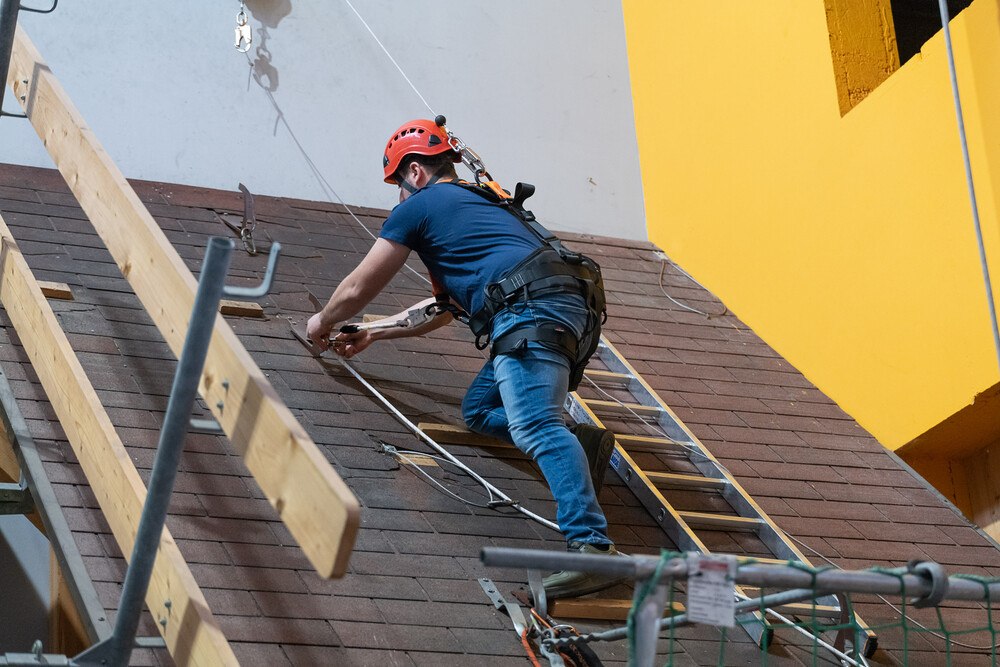 © Hoehenwerkstatt GmbH
Sicheres Arbeiten in der Praxis lernen: Vorstieg am Dach im Trainingszentrum Baden.
Vorstieg am Dach im Trainingszentrum Baden.