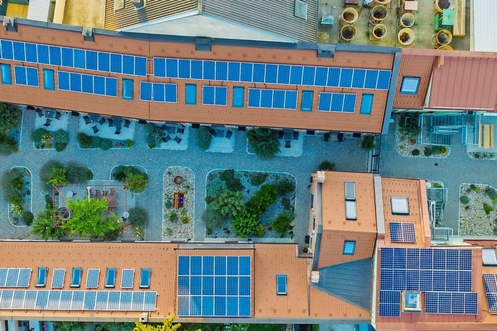 © Jergitsch Gitter
Offene Flächen, Solarpaneele und großzügige Bepflanzungen sind das grüne Gesicht von Jergitsch Gitter. Seit 2014 produziert das Unternehmen autark die Energie, die es für den Betrieb benötigt.
Jergitsch-Firmengelände von oben