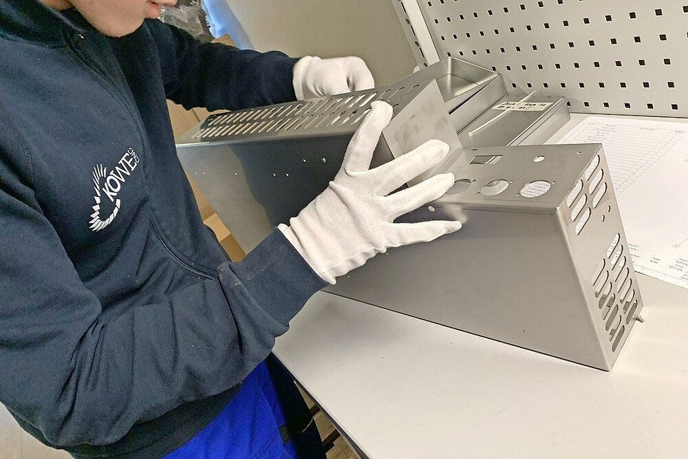 © Kowe CNC GmbH Arbeit an einem Edelstahlrahmen