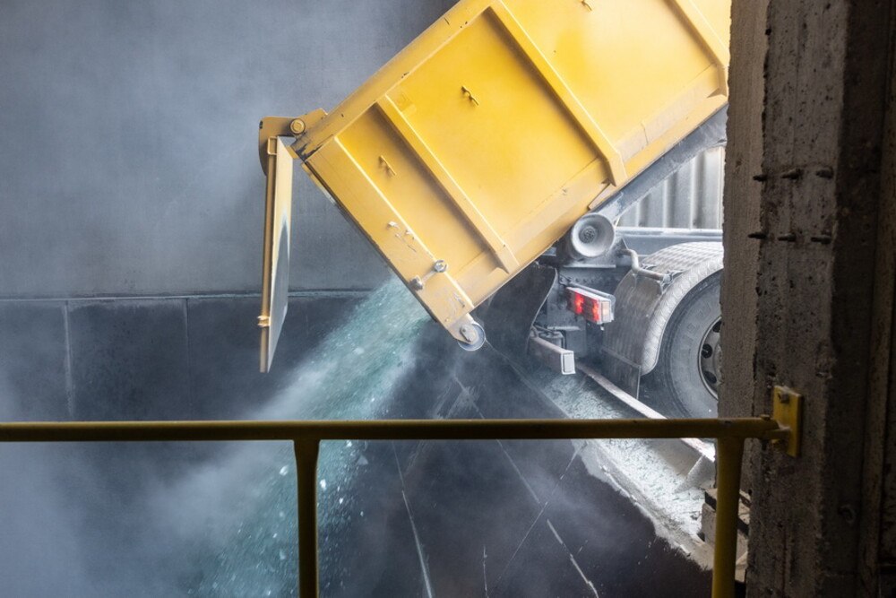© Saint-Gobain Glass
Durch die Unterzeichnung eines Kooperationsvertrages mit Ragn-Sells sichert sich Saint-Gobain die regelmäßige Zufuhr qualitativ hochwertiger Scherben für die Glasproduktion.
Durch die Unterzeichnung eines Kooperationsvertrages mit Ragn-Sells sichert sich Saint-Gobain die regelmäßige Zufuhr qualitativ hochwertiger Scherben für die Glasproduktion.