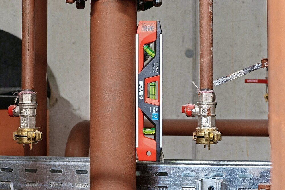 © Sola-Messwerkzeuge GmbH
Die "T Pro" ist mit drei Libellen, einer magnetischen Standfläche und V-Nut ausgestattet.
Sola Wasserwaage T Pro