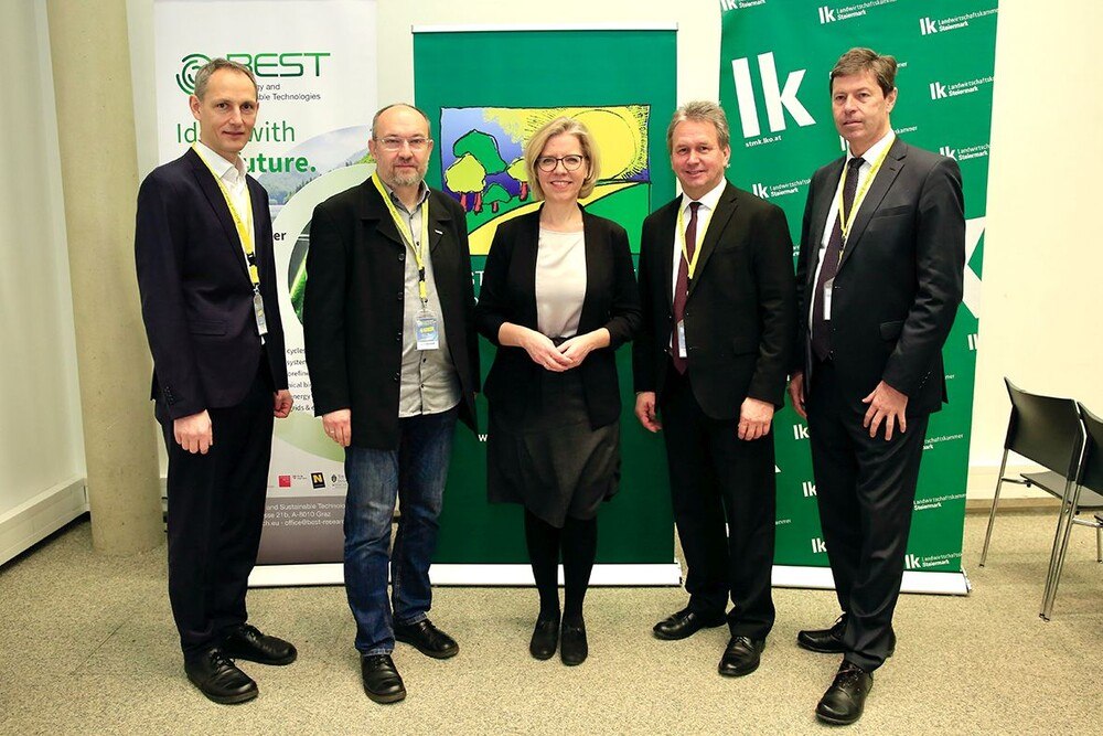 © Österreichischer Biomasse-Verband
v.li.: Univ.-Prof. Tobias Pröll, Walter Haslinger, Klimaschutzministerin Leonore Gewessler, Franz Titschenbacher, Günter Liebel
v.li.: Univ.-Prof. Tobias Pröll, Walter Haslinger, Klimaschutzministerin Leonore Gewessler, Franz Titschenbacher, Günter Liebel