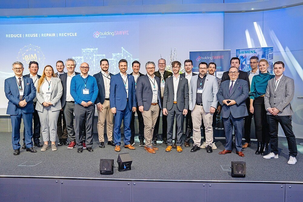 © buildingSMART Austria
Alle Speaker des BIM Globe 2023.
Menschen zusammenstehend auf der Bühne, mit Blick in die Kamera