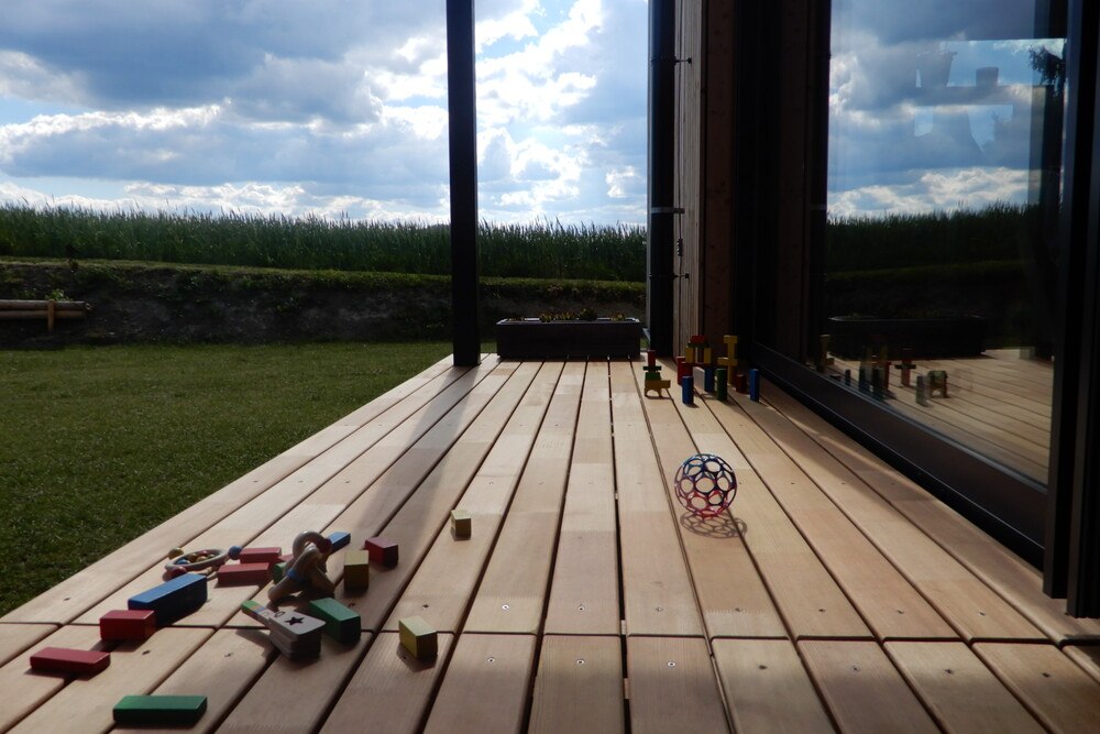 © Holzforschung Austria
Neu verlegte Gartenterrasse aus keilgezinkter Lärche mit stehenden Jahrringen.
Terrasse aus Lärchenholz