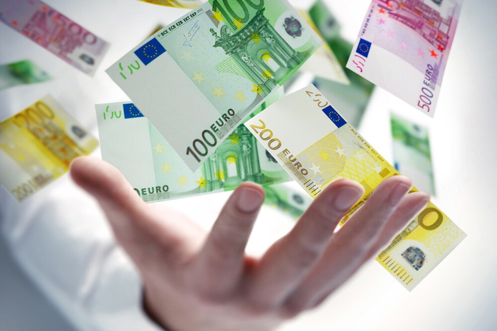 © iStock/Getty Images Plus/peterschreiber.media
Mit der abgabenfreien Teuerungsprämie können Arbeitgeber*innen ihren Dienstnehmer*innen in den Jahren 2022 und 2023 bis zu 3.000 Euro pro Jahr begünstigt auszahlen.
Mit der abgabenfreien Teuerungsprämie können Arbeitgeber*innen ihren Dienstnehmer*innen in den Jahren 2022 und 2023 bis zu 3.000 Euro pro Jahr begünstigt auszahlen.