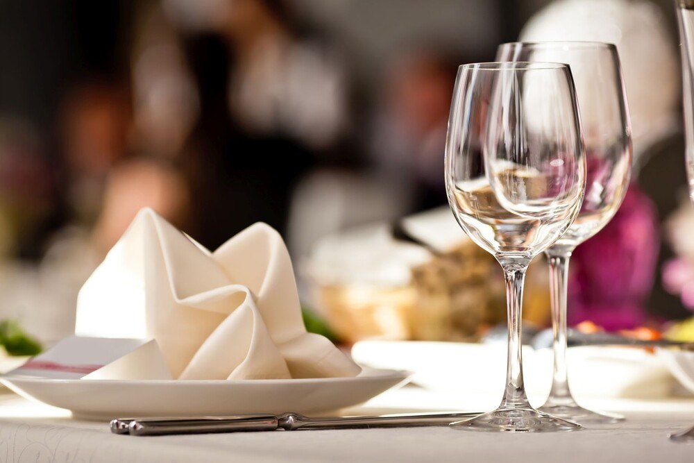 © iStock / Getty Images Plus / duha127 Gedeckter Tisch