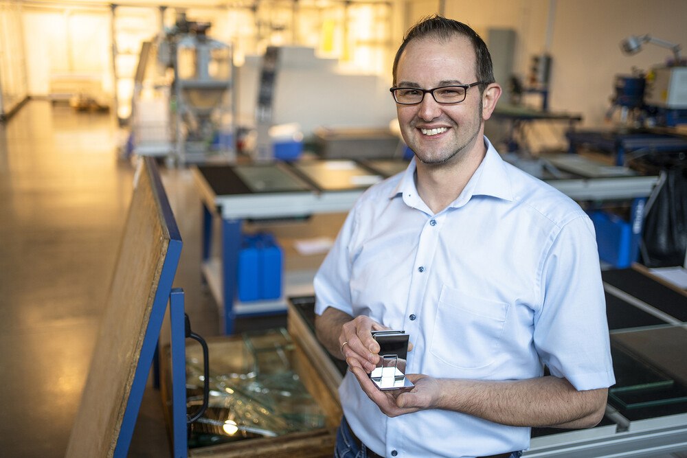 © Bohle
Frank ist technischer Entwickler bei Bohle. Sein jüngstes Baby ist "Juna", das Duschtürband mit entscheidenden Montagevorteilen.
Frank ist technischer Entwickler bei Bohle. Sein jüngstes Baby ist "Juna", das Duschtürband mit entscheidenden Montagevorteilen.