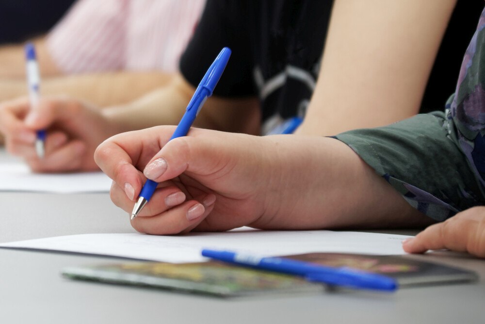 © slexp880/iStock/Getty Images Plus via Getty Images
Die Lehre ist in etlichen Belangen gegenüber den Abschlüssen auf Fachhochschulen und Universitäten noch immer benachteiligt.
Die Lehre ist in etlichen Belangen gegenüber den Abschlüssen auf Fachhochschulen und Universitäten noch immer benachteiligt.