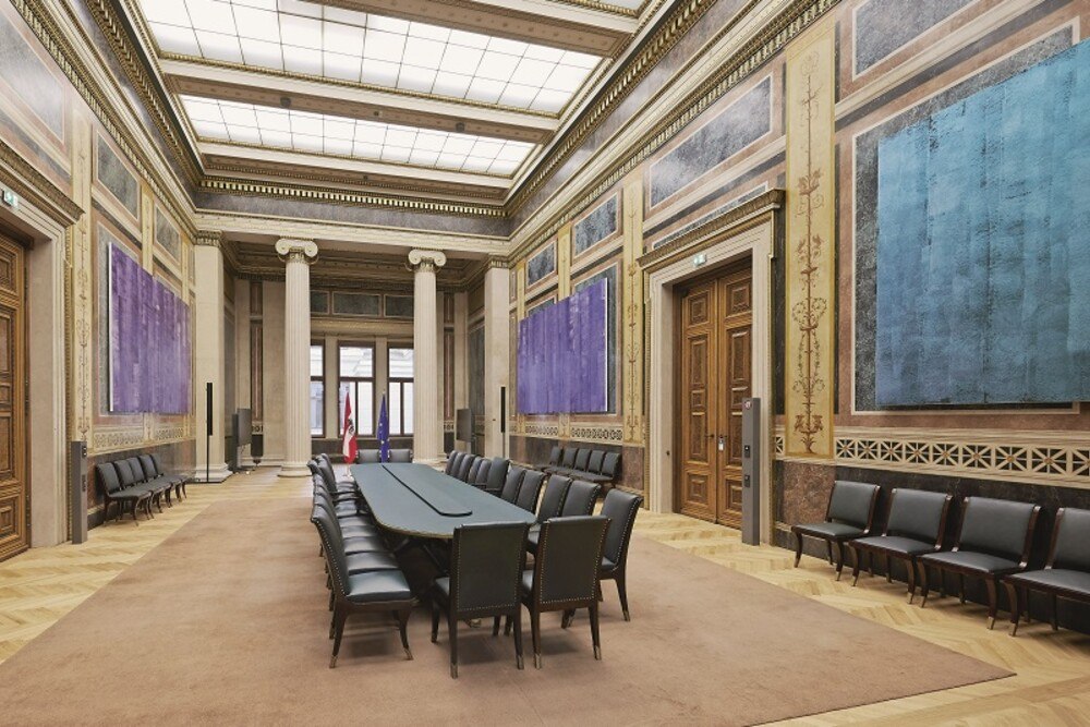 © Palramentsdirektion/Bernhard Zofall
Die von Heimo Zobernig erstellten Gemälde verfügen de facto über keine Eigenfarbe. Je nach Grundierung und Lichteinfall entstehen daher unterschiedliche Farbeindrücke.
Blick auf die Gemälde des Heimo Zobernig